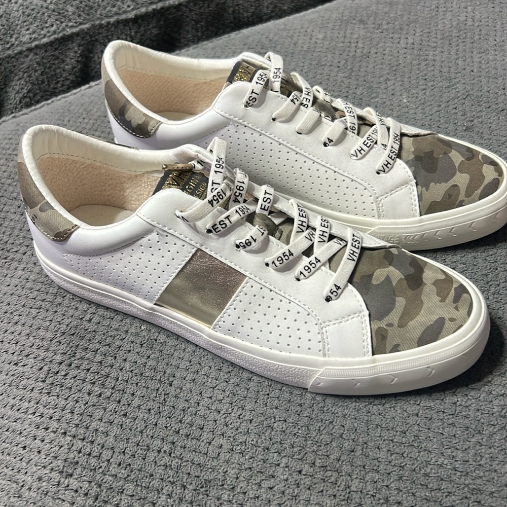 BN Women’s Vintage Havana Camo Dina sneaker size 11